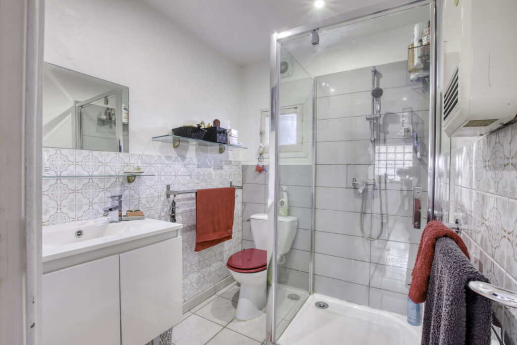 A vendre SANARY-SUR-MER (83), villa vue mer de 270 m2 sur 97 – 12 pièces – 8 chambres – 270 m²