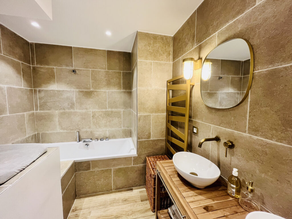 Maison 140 m2 habitables sur 1600 m2 de terrain  – 6 pièces – 4 chambres – 140 m²