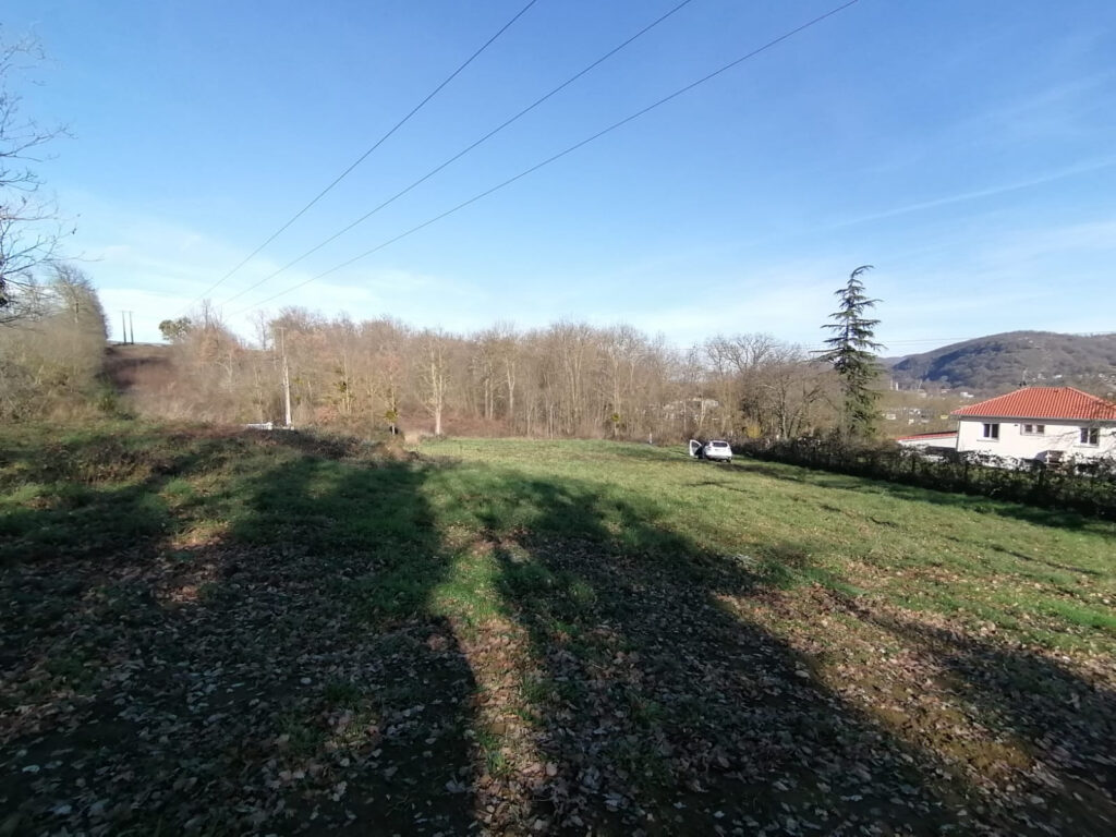 Terrain constructible et viabilisé de + 2 400m2  – 2420 m²