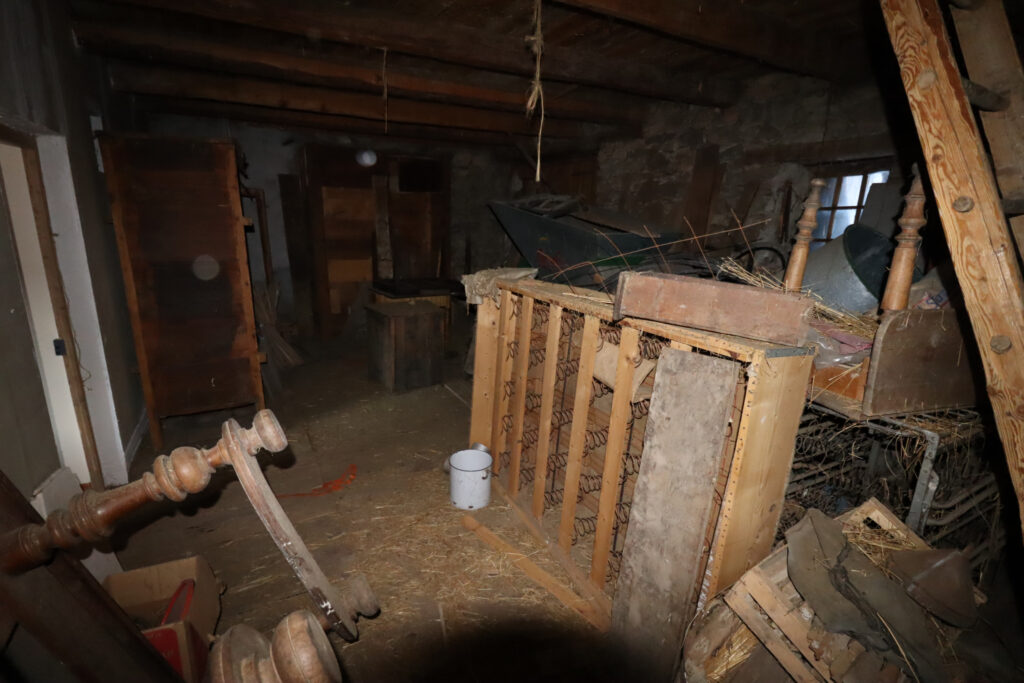 Maison à rénover avec 1 appartement plus récent – 10 pièces – 1 chambre – 249 m²