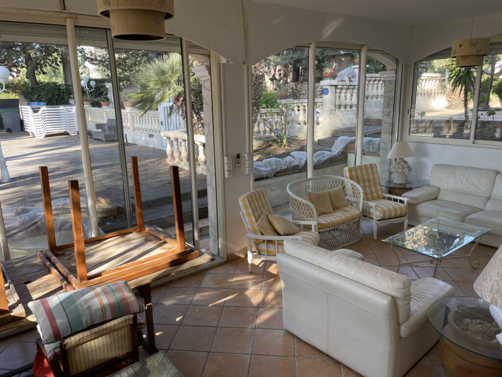 Vente Bandol (83), Villa provençale de 259 m2 sur 3 niveaux  – 12 pièces – 9 chambres – 258.79 m²
