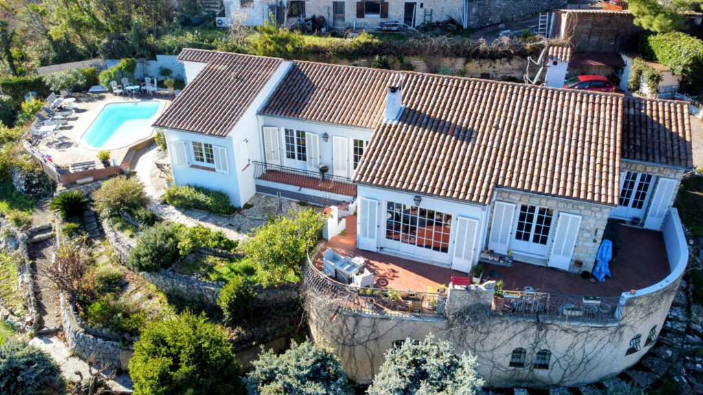 Maison d’architecte de 161,05 m2 – Gattières (06510) – 6 pièces – 4 chambres – 161 m²