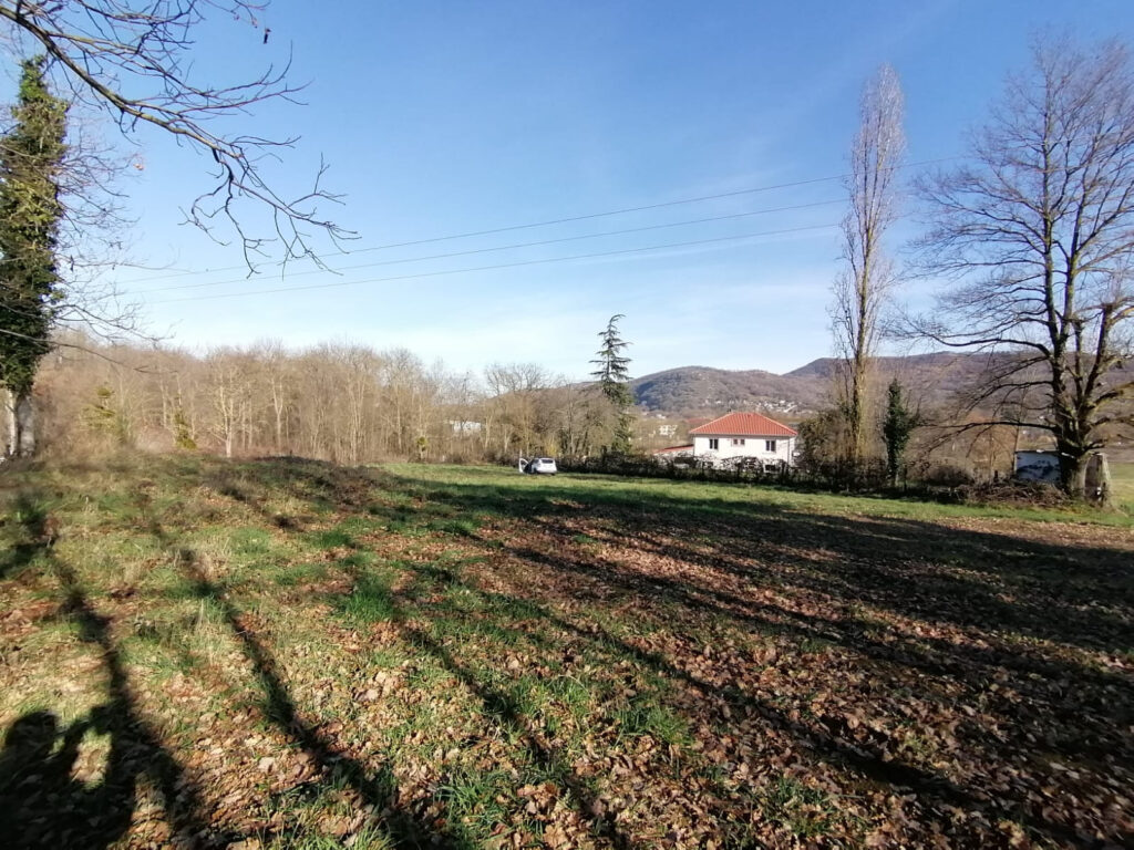 Terrain constructible et viabilisé de + 2 400m2  – 2420 m²