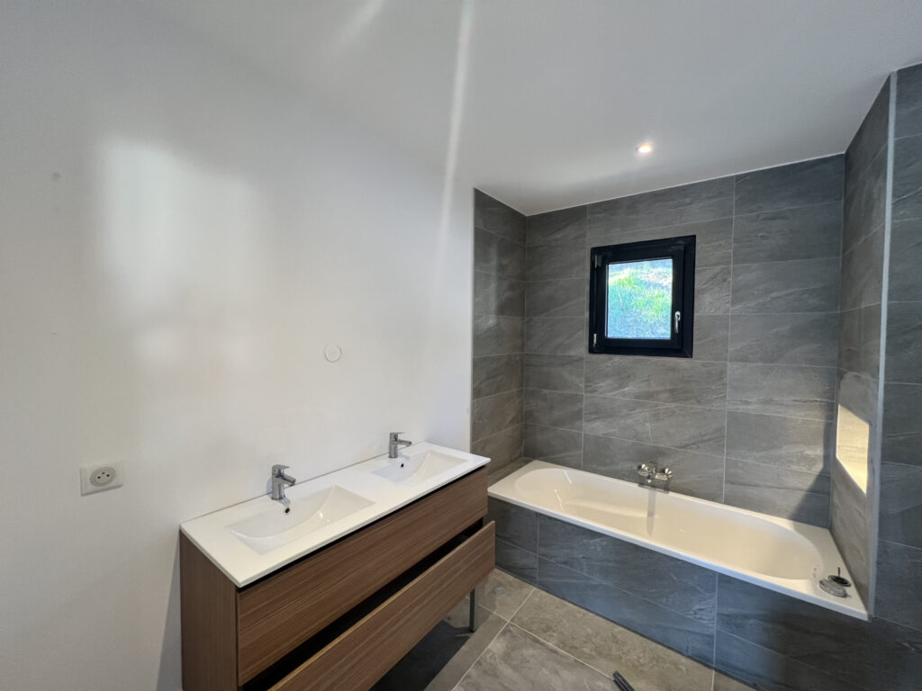 Villa individuelle neuve avec jaccuzi – 5 pièces – 4 chambres – 148 m²