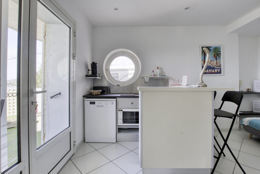 A vendre SANARY-SUR-MER (83), villa vue mer de 270 m2 sur 97 – 12 pièces – 8 chambres – 270 m²