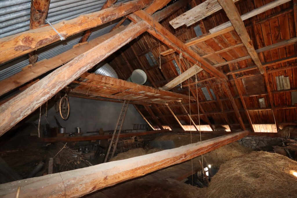 Maison à rénover avec 1 appartement plus récent – 10 pièces – 1 chambre – 249 m²