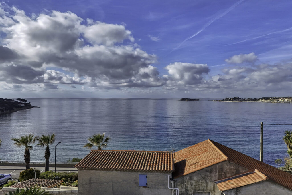 A vendre SANARY-SUR-MER (83), villa vue mer de 270 m2 sur 97 – 12 pièces – 8 chambres – 270 m²