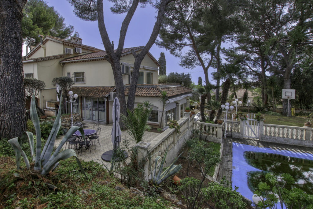 Vente Bandol (83), Villa provençale de 259 m2 sur 3 niveaux  – 12 pièces – 9 chambres – 258.79 m²