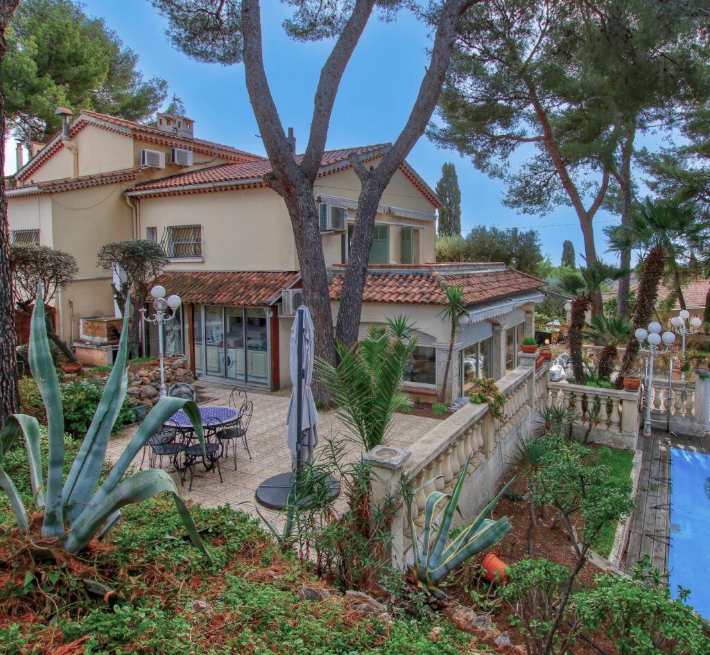 Vente Bandol (83), Villa provençale de 259 m2 sur 3 niveaux  – 12 pièces – 9 chambres – 258.79 m²