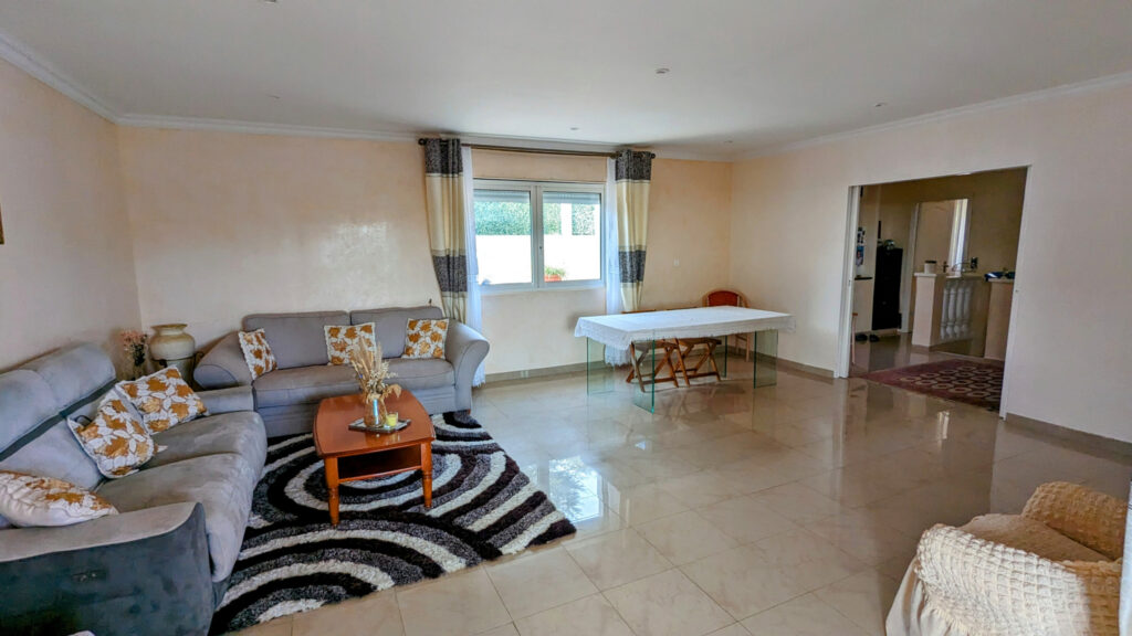 Maison de 166.8 m2 sur un terrain de 7054m2 – La Gaude (0661 – 7 pièces – 5 chambres – 166.8 m²