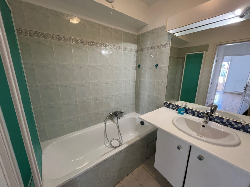 NICE ST ROCH – APPARTEMENT 3P 62M2 TRAVERSANT AVEC BALCONS  – 3 pièces – 2 chambres – 62 m²