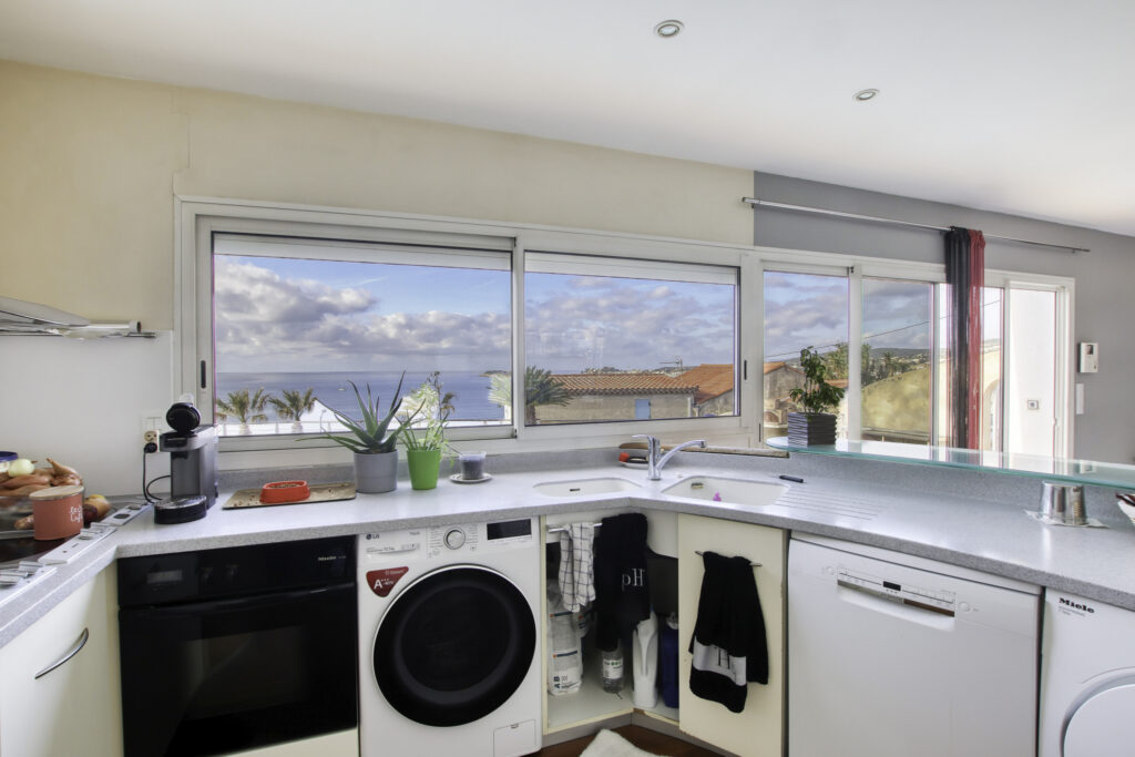 A vendre SANARY-SUR-MER (83), villa vue mer de 270 m2 sur 97 – 12 pièces – 8 chambres – 270 m²