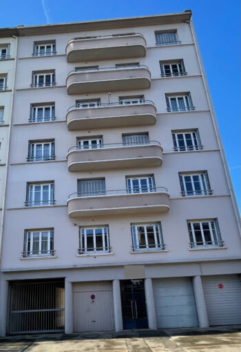 À Lyon 8, grand appartement lumineux dernier étage à rénover – 2 pièces – 1 chambre – 40.62 m²