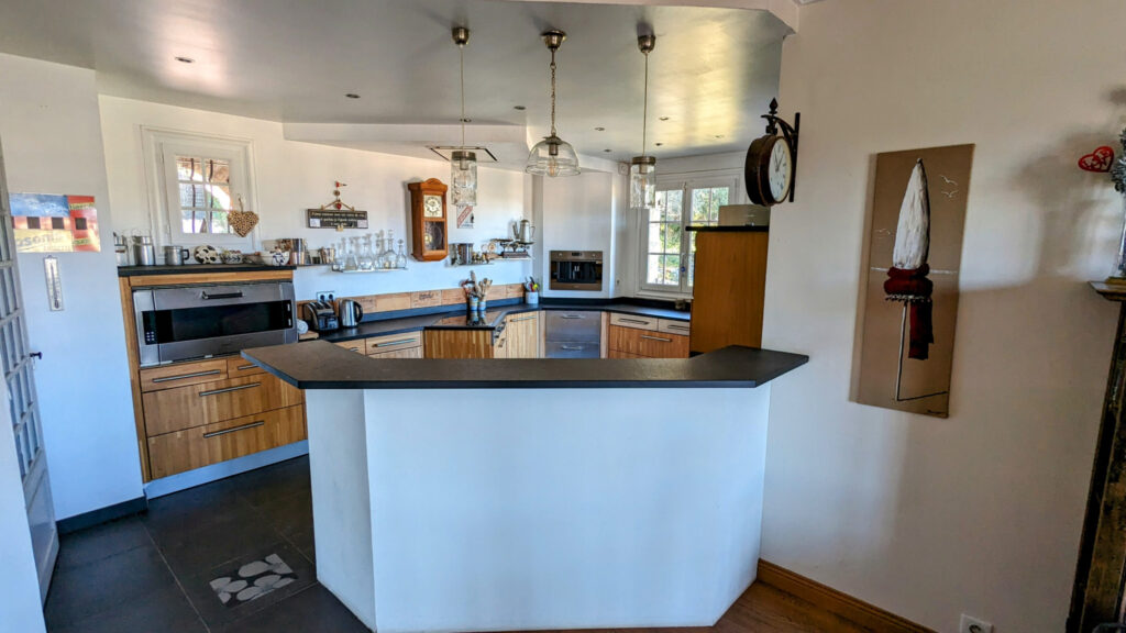 Maison d’architecte de 161,05 m2 – Gattières (06510) – 6 pièces – 4 chambres – 161 m²