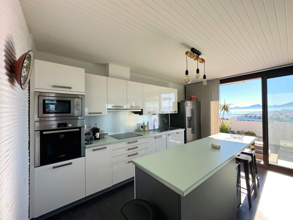 Penthouse 115m2 avec terrasse 125m2 – Direct plage – 5 pièces – 3 chambres – 115 m²