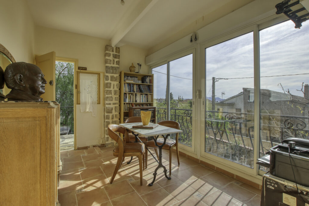 Vente Bandol (83), Villa provençale de 259 m2 sur 3 niveaux  – 12 pièces – 9 chambres – 258.79 m²