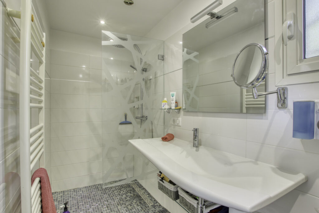 A vendre SANARY-SUR-MER (83), villa vue mer de 270 m2 sur 97 – 12 pièces – 8 chambres – 270 m²