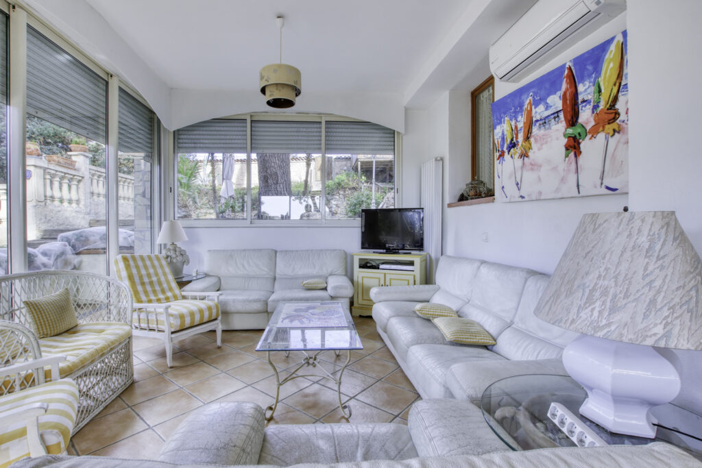 Vente Bandol (83), Villa provençale de 259 m2 sur 3 niveaux  – 12 pièces – 9 chambres – 258.79 m²