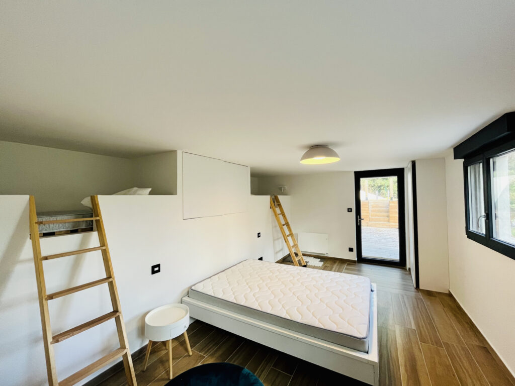 Maison 140 m2 habitables sur 1600 m2 de terrain  – 6 pièces – 4 chambres – 140 m²