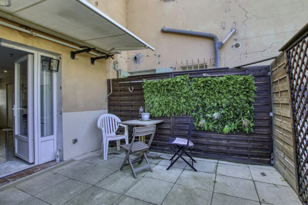 A vendre SANARY-SUR-MER (83), villa vue mer de 270 m2 sur 97 – 12 pièces – 8 chambres – 270 m²