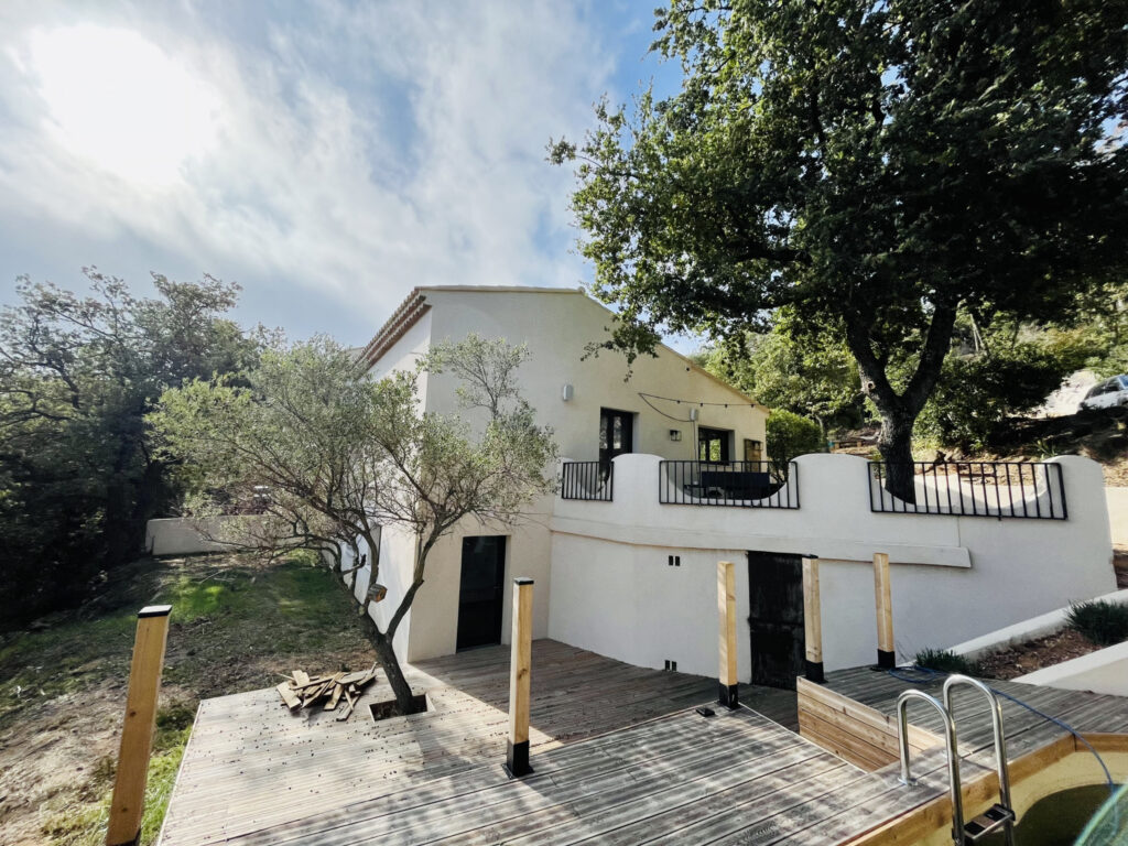 Maison 140 m2 habitables sur 1600 m2 de terrain  – 6 pièces – 4 chambres – 140 m²