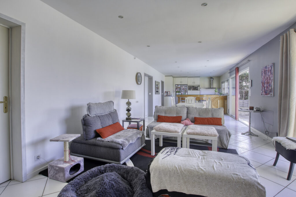 A vendre SANARY-SUR-MER (83), villa vue mer de 270 m2 sur 97 – 12 pièces – 8 chambres – 270 m²