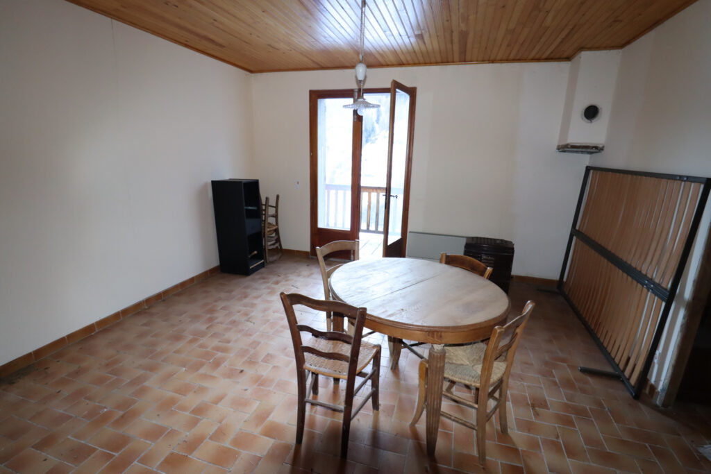Maison à rénover avec 1 appartement plus récent – 10 pièces – 1 chambre – 249 m²