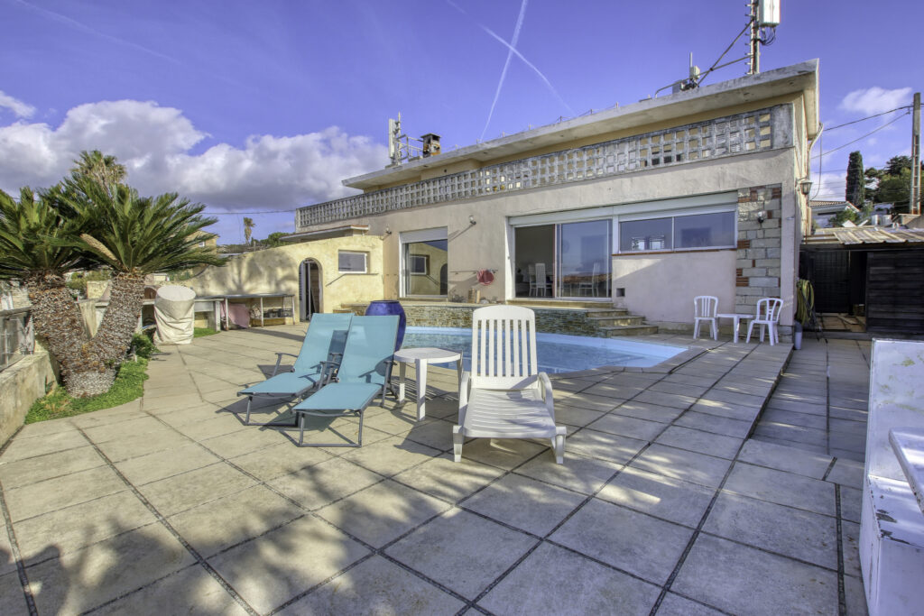 A vendre SANARY-SUR-MER (83), villa vue mer de 270 m2 sur 97 – 12 pièces – 8 chambres – 270 m²