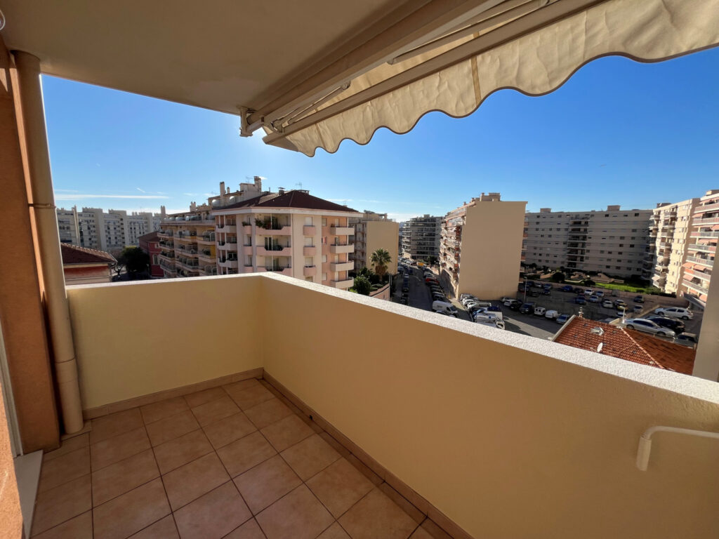 NICE ST ROCH – APPARTEMENT 3P 62M2 TRAVERSANT AVEC BALCONS  – 3 pièces – 2 chambres – 62 m²