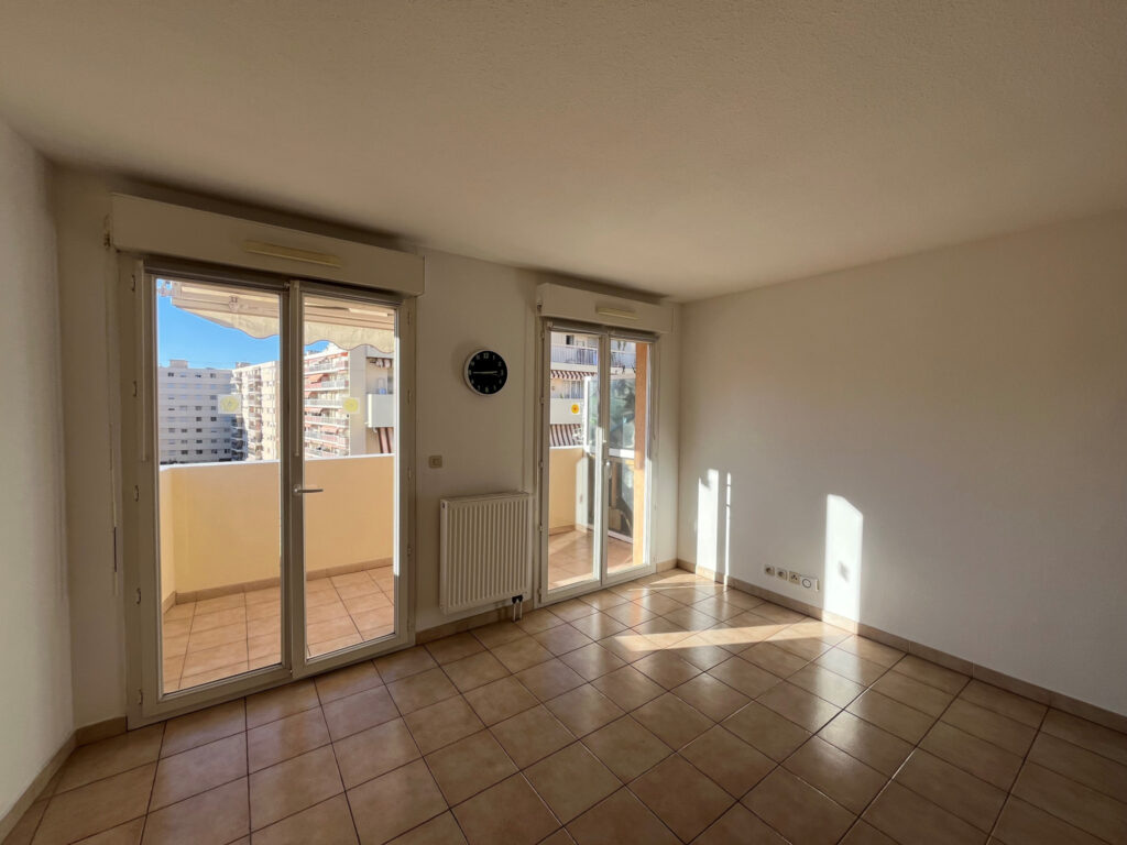 NICE ST ROCH – APPARTEMENT 3P 62M2 TRAVERSANT AVEC BALCONS  – 3 pièces – 2 chambres – 62 m²