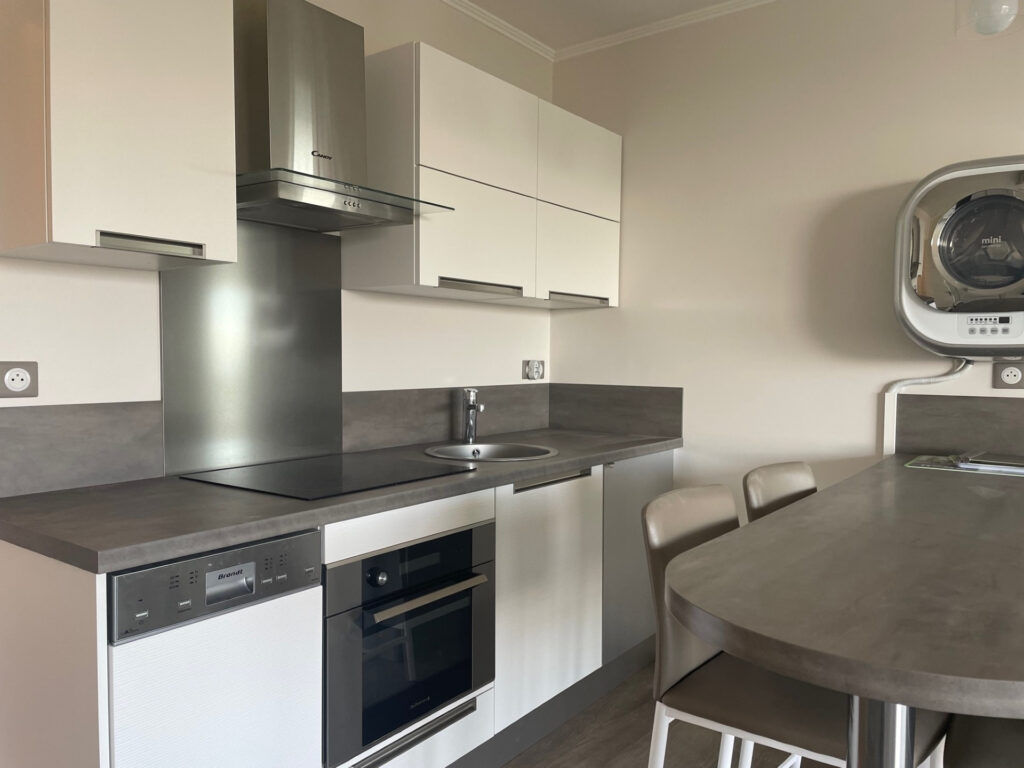 LOCATION MEUBLEE SAISONNIERE EN BORD DE MER – 1 chambre – 1 voyageur – 31 m²