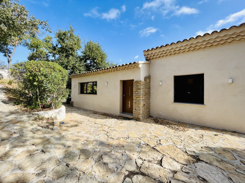 Maison 140 m2 habitables sur 1600 m2 de terrain  – 6 pièces – 4 chambres – 140 m²