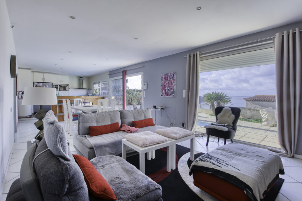 A vendre SANARY-SUR-MER (83), villa vue mer de 270 m2 sur 97 – 12 pièces – 8 chambres – 270 m²