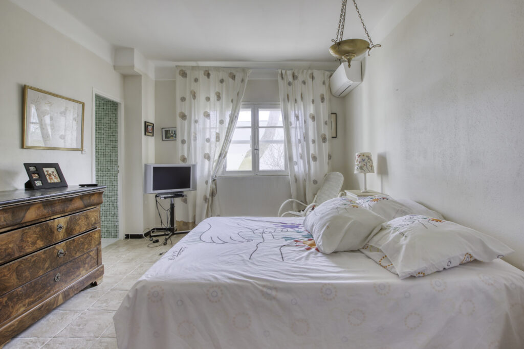 Vente Bandol (83), Villa provençale de 259 m2 sur 3 niveaux  – 12 pièces – 9 chambres – 258.79 m²