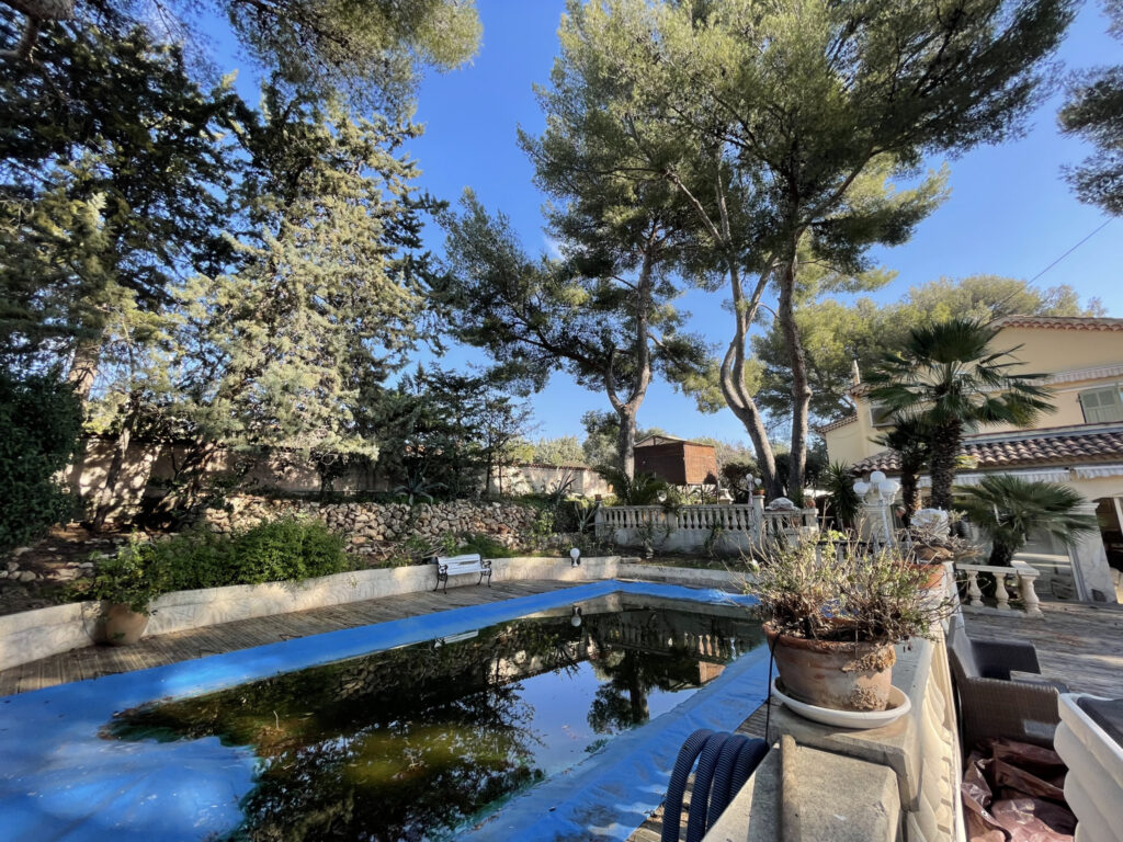 Vente Bandol (83), Villa provençale de 259 m2 sur 3 niveaux  – 12 pièces – 9 chambres – 258.79 m²