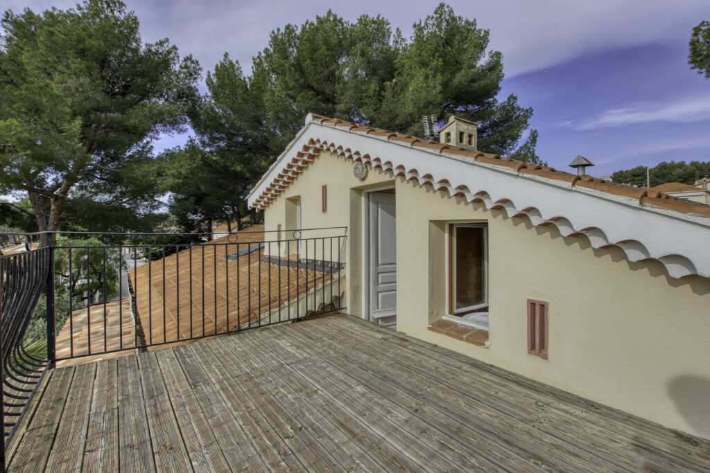 Vente Bandol (83), Villa provençale de 259 m2 sur 3 niveaux  – 12 pièces – 9 chambres – 258.79 m²