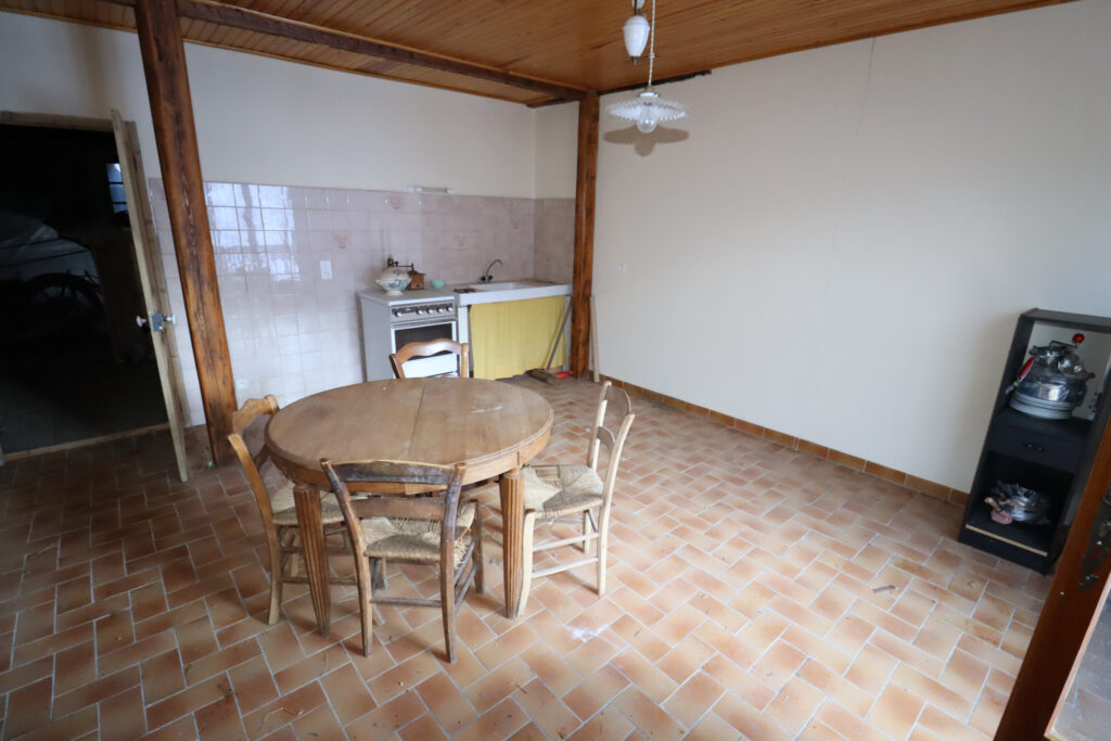Maison à rénover avec 1 appartement plus récent – 10 pièces – 1 chambre – 249 m²