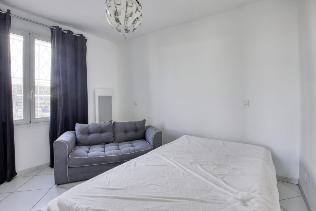 A vendre SANARY-SUR-MER (83), villa vue mer de 270 m2 sur 97 – 12 pièces – 8 chambres – 270 m²