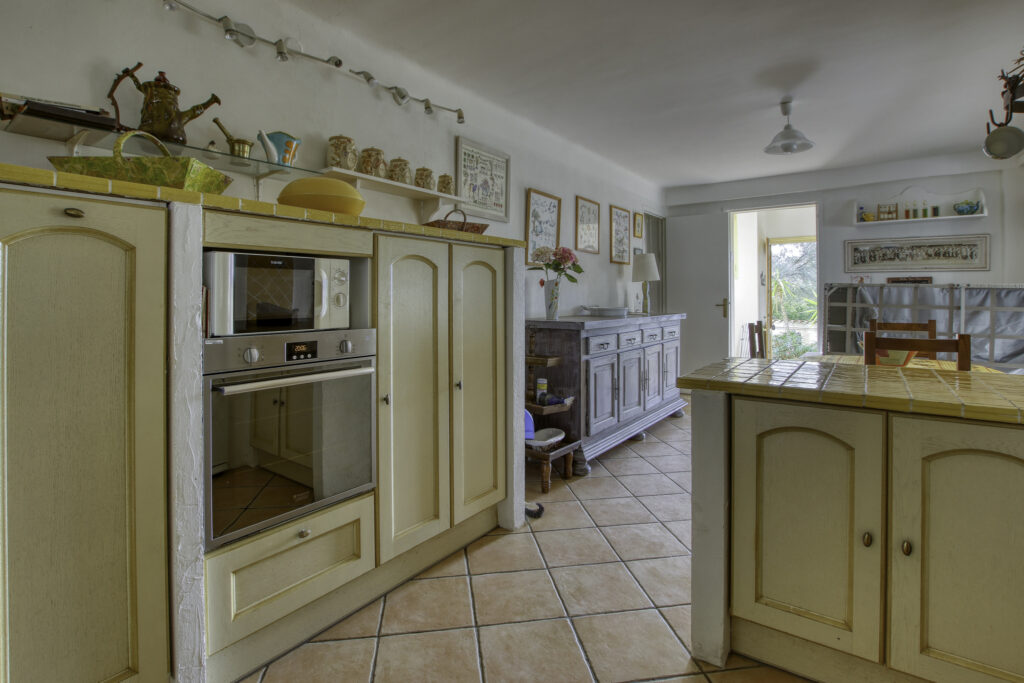 Vente Bandol (83), Villa provençale de 259 m2 sur 3 niveaux  – 12 pièces – 9 chambres – 258.79 m²