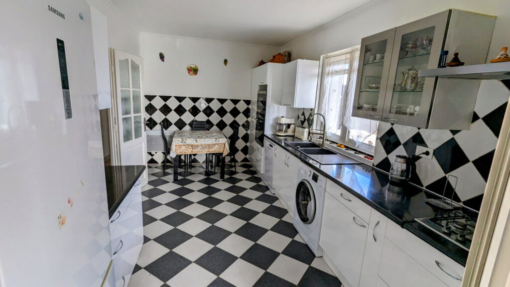 Maison de 166.8 m2 sur un terrain de 7054m2 – La Gaude (0661 – 7 pièces – 5 chambres – 166.8 m²