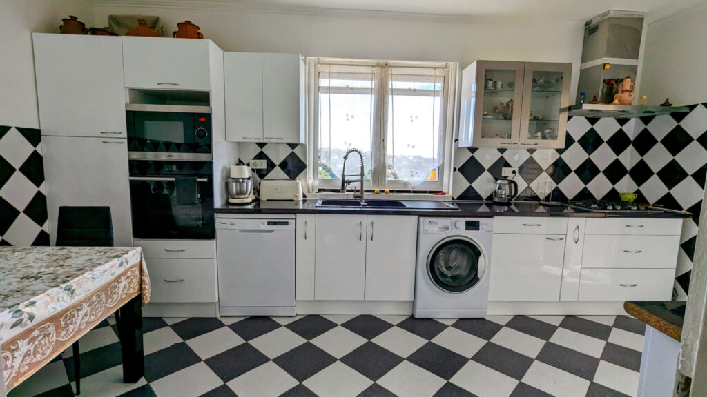 Maison de 166.8 m2 sur un terrain de 7054m2 – La Gaude (0661 – 7 pièces – 5 chambres – 166.8 m²