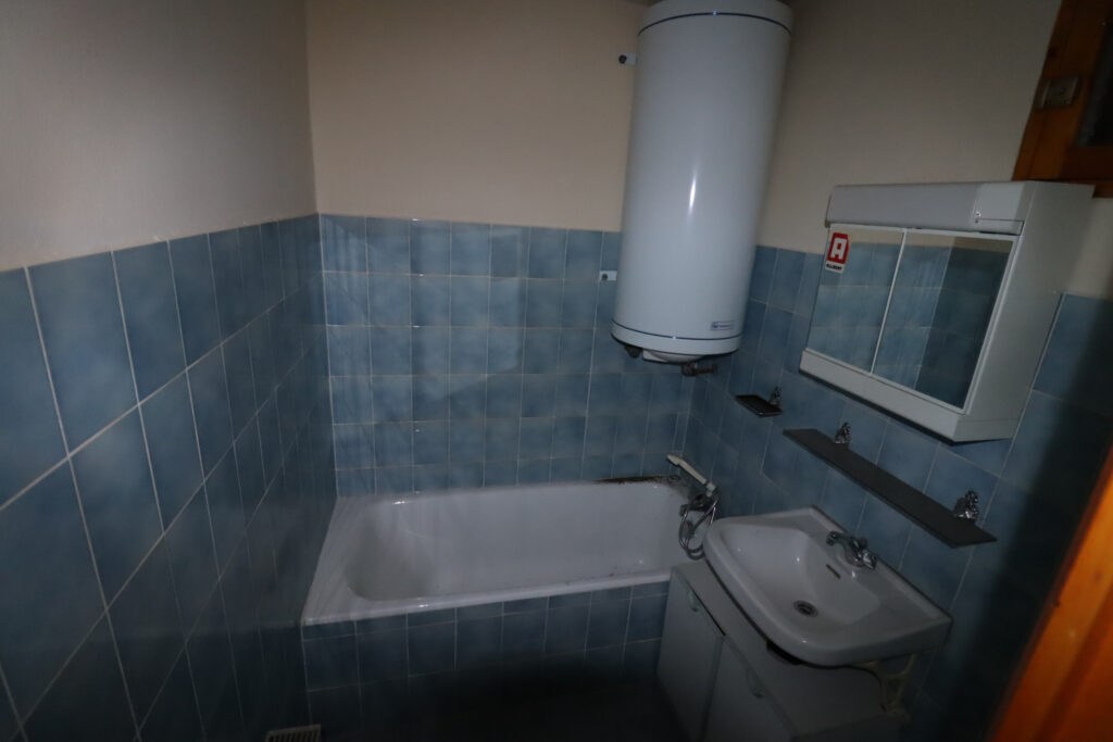 Maison à rénover avec 1 appartement plus récent – 10 pièces – 1 chambre – 249 m²