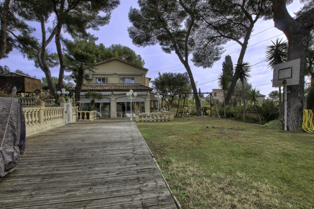 Vente Bandol (83), Villa provençale de 259 m2 sur 3 niveaux  – 12 pièces – 9 chambres – 258.79 m²