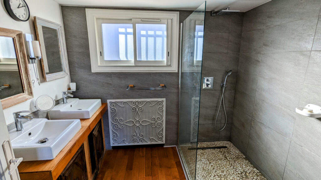 Maison d’architecte de 161,05 m2 – Gattières (06510) – 6 pièces – 4 chambres – 161 m²