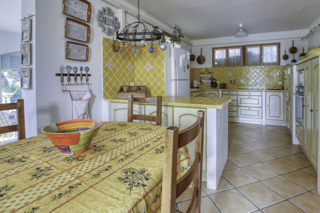 Vente Bandol (83), Villa provençale de 259 m2 sur 3 niveaux  – 12 pièces – 9 chambres – 258.79 m²