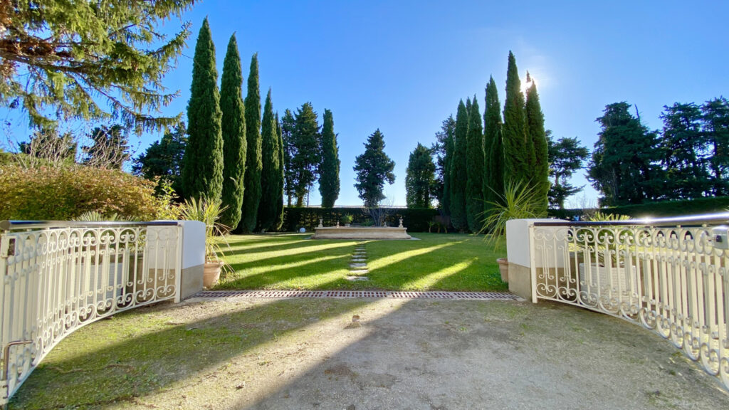 ‘MAJESTUEUX’ – DEMEURE D’EXCEPTION DE 350M2 AVEC BASSIN EN P – 8 pièces – 4 chambres – 350 m²