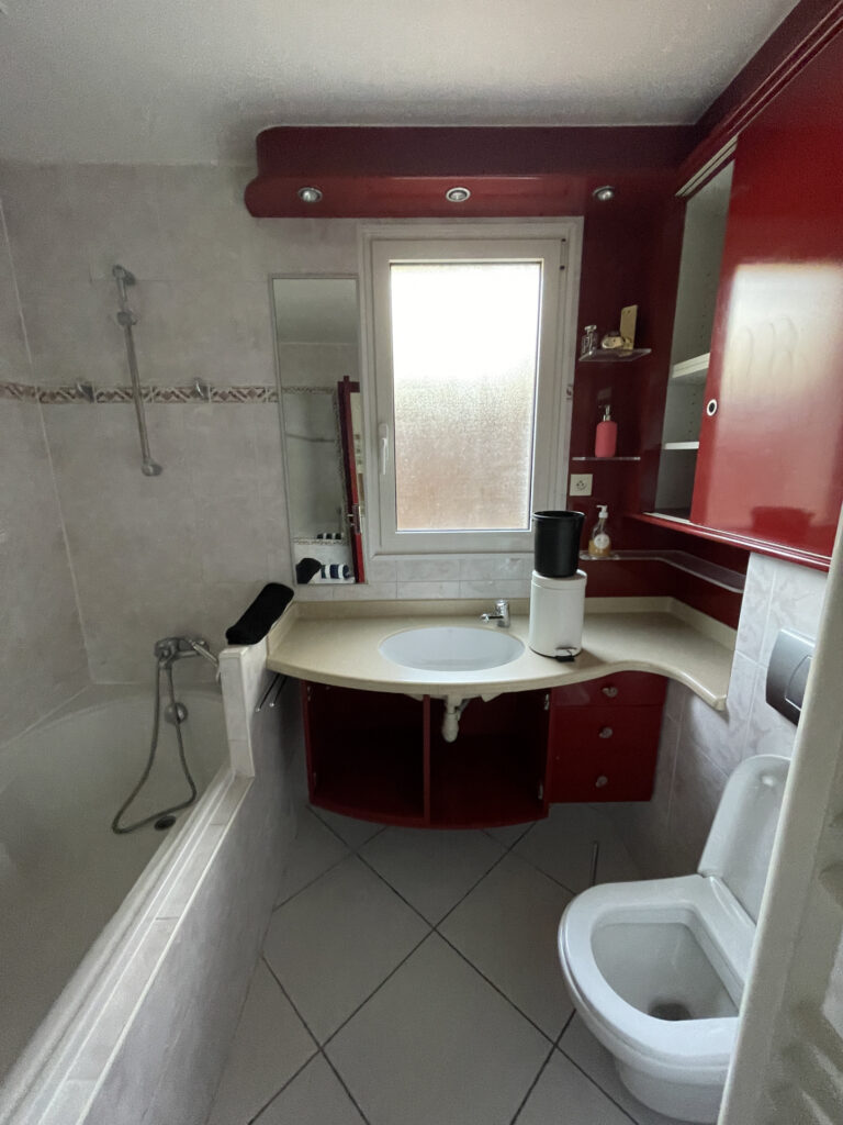 A vendre SANARY-SUR-MER (83), villa vue mer de 270 m2 sur 97 – 12 pièces – 8 chambres – 270 m²