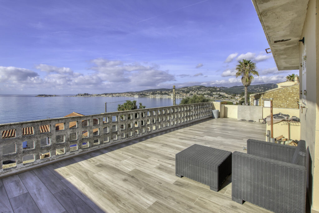 A vendre SANARY-SUR-MER (83), villa vue mer de 270 m2 sur 97 – 12 pièces – 8 chambres – 270 m²