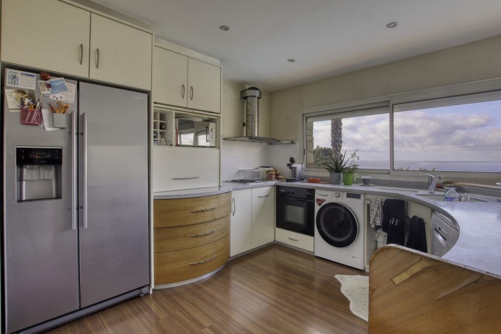 A vendre SANARY-SUR-MER (83), villa vue mer de 270 m2 sur 97 – 12 pièces – 8 chambres – 270 m²