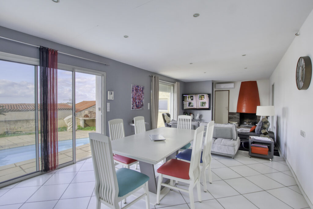 A vendre SANARY-SUR-MER (83), villa vue mer de 270 m2 sur 97 – 12 pièces – 8 chambres – 270 m²